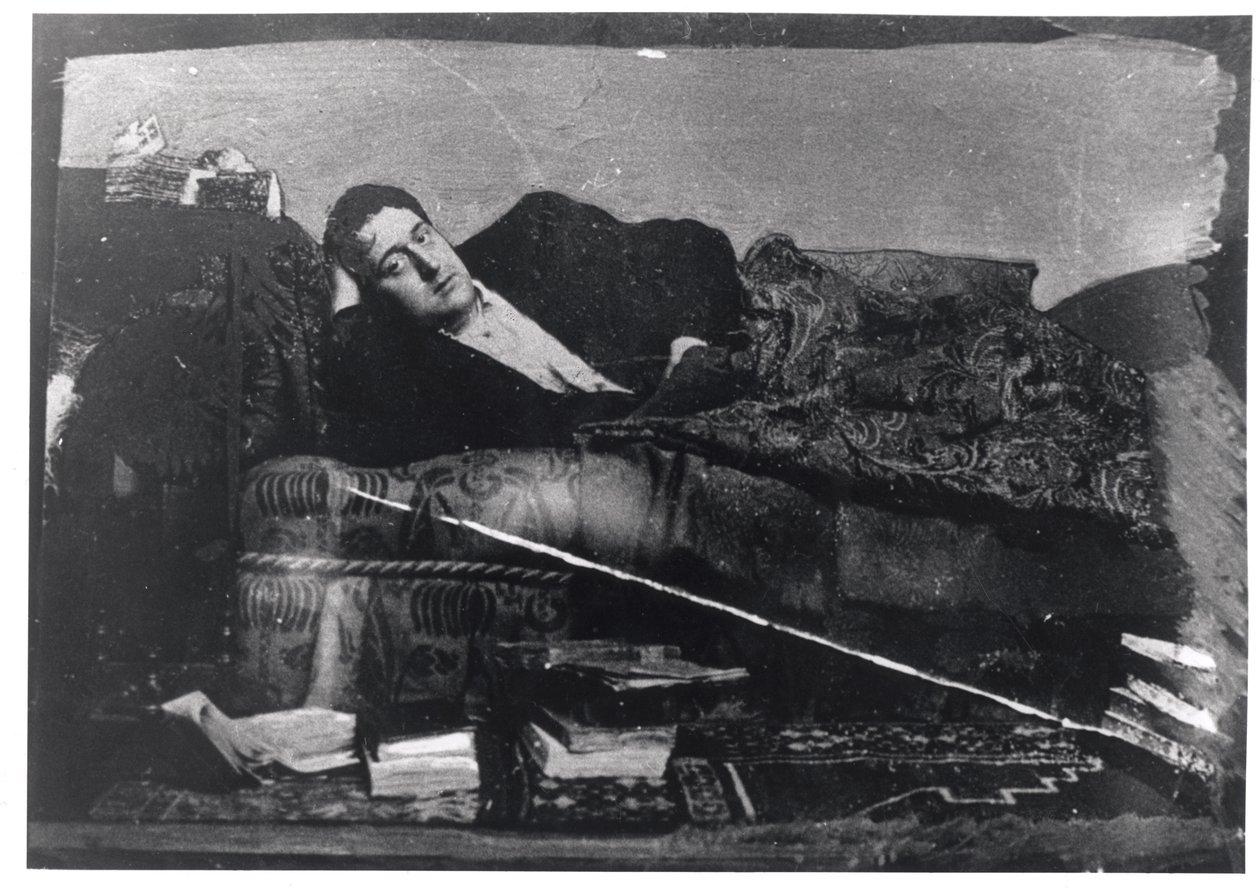 Portret Guillaume Apollinaire (1880-1918) leżący, ok. 1910 autorstwa French Photographer