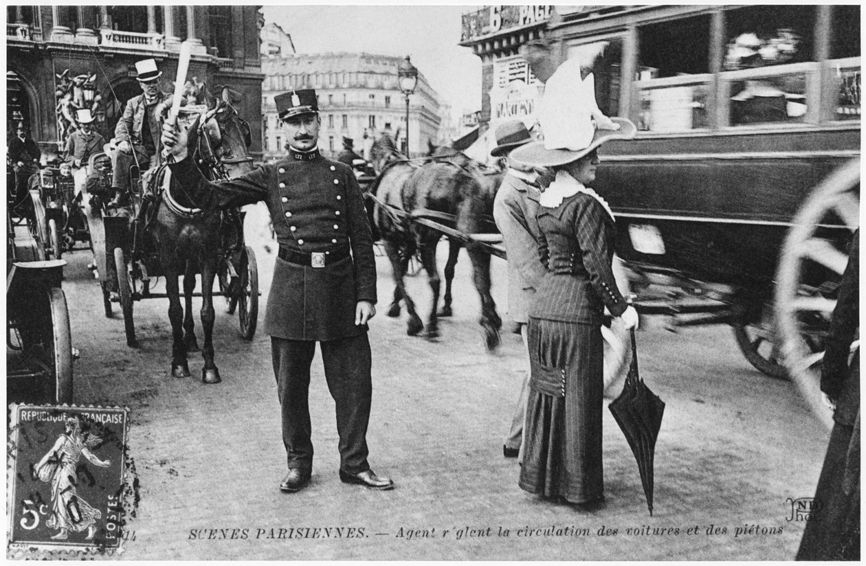 Pocztówka przedstawiająca policjanta kierującego ruchem w Paryżu, przed 1914 r. autorstwa French Photographer