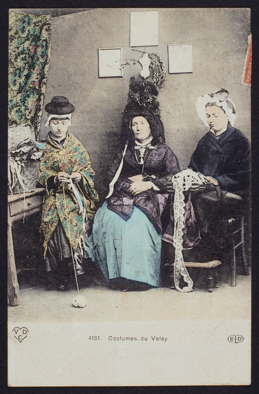 Pocztówka przedstawiająca stroje Velayów, ok. 1900 (zdjęcie kolorowe bw) autorstwa French Photographer