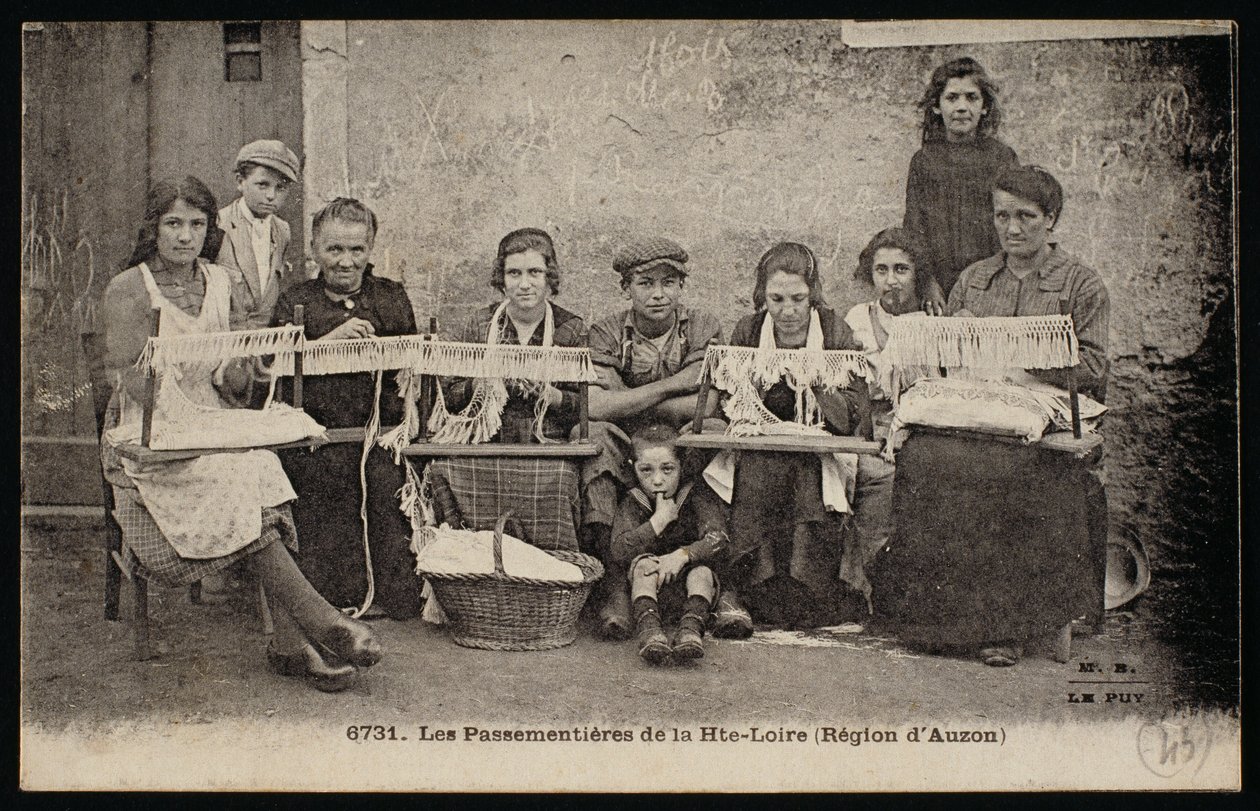 Pocztówka przedstawiająca wytwórców mebli tapicerowanych w regionie Auzon, ok. 1900 autorstwa French Photographer