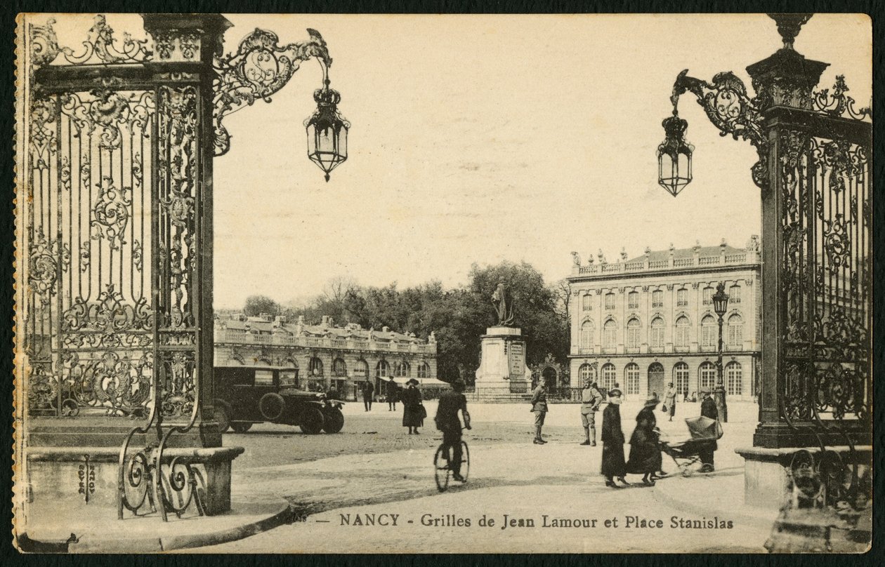 Pocztówka przedstawiająca Plac Stanisława i złocone balustrady z kutego żelaza Jeana Lamoura w Nancy we Francji, ok.1920 autorstwa French Photographer