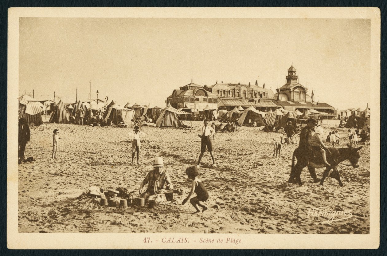Pocztówka przedstawiająca plażę i kasyno w Calais we Francji, ok. 1920 autorstwa French Photographer
