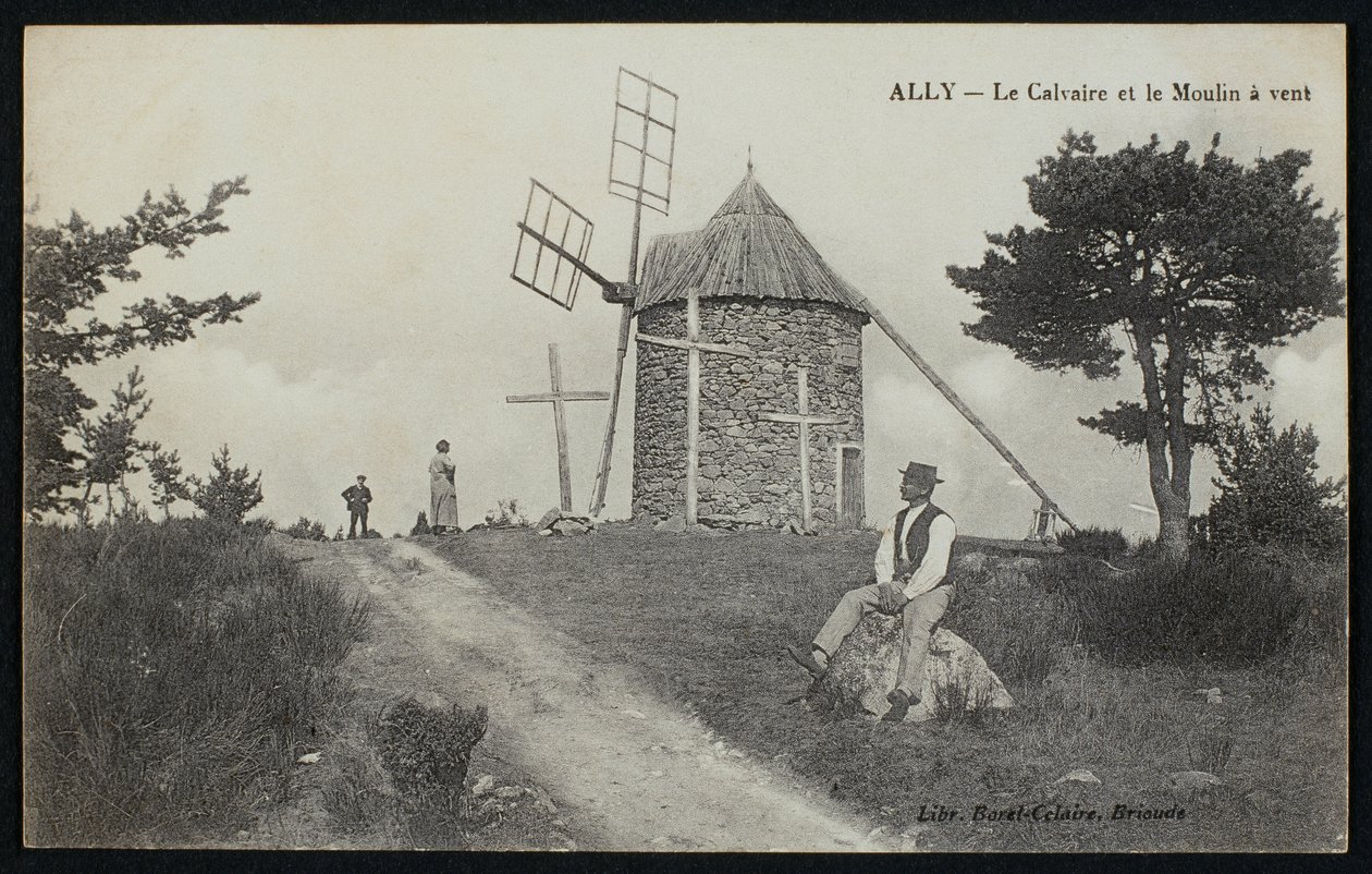 Pocztówka przedstawiająca kalwarię i wiatrak w Ally, Le Puy-en-Velay, ok. 1900 autorstwa French Photographer