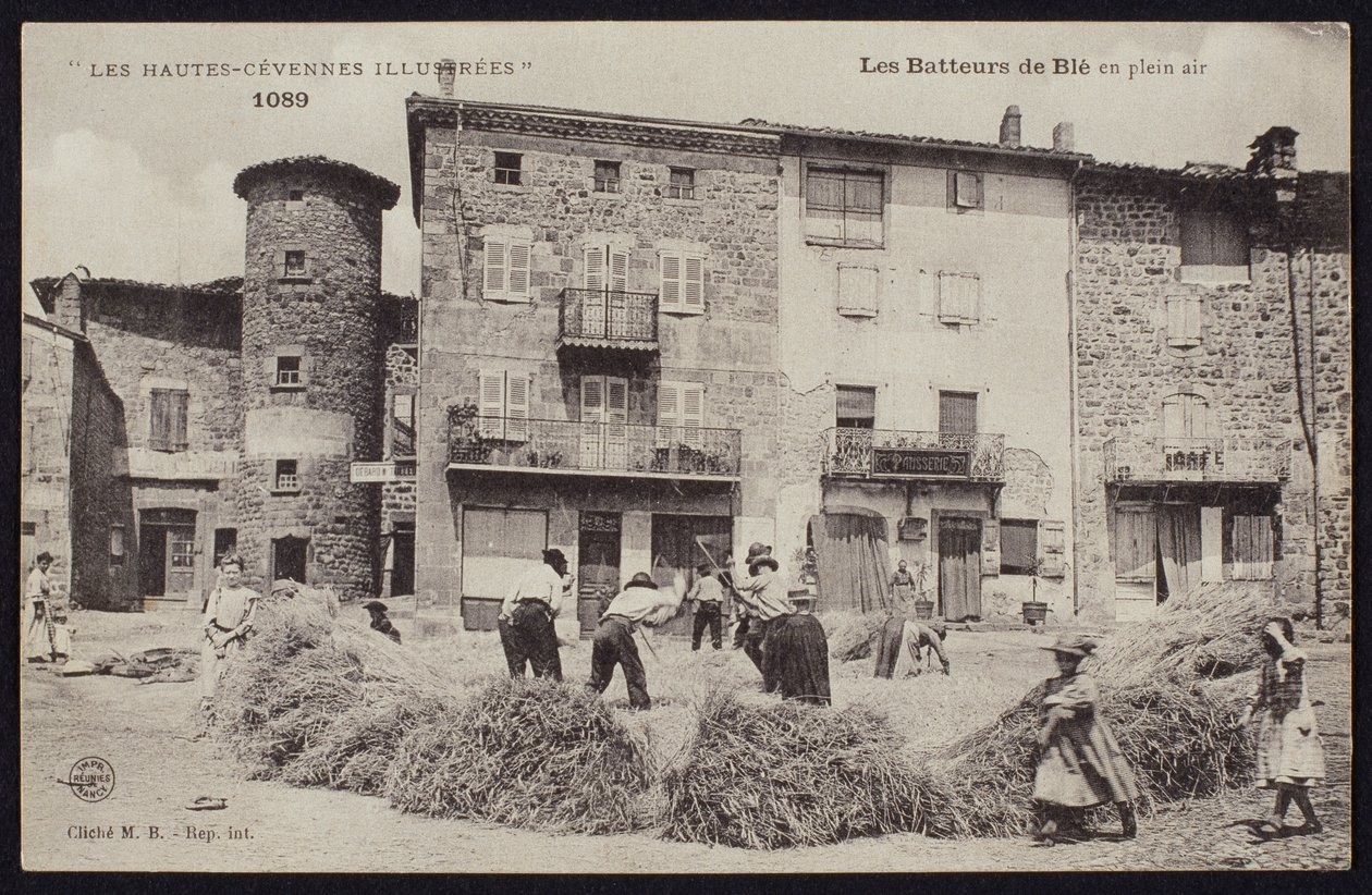 Pocztówka przedstawiająca młocarnie zbożowe w Sewennach, ok. 1900 autorstwa French Photographer