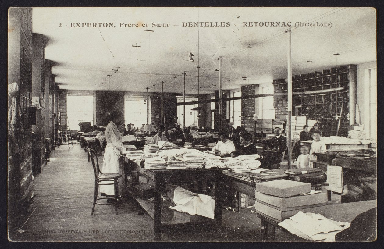 Pocztówka przedstawiająca manufakturę koronek Experton, Frere et Soeur, w Retournac, ok. 1900 autorstwa French Photographer
