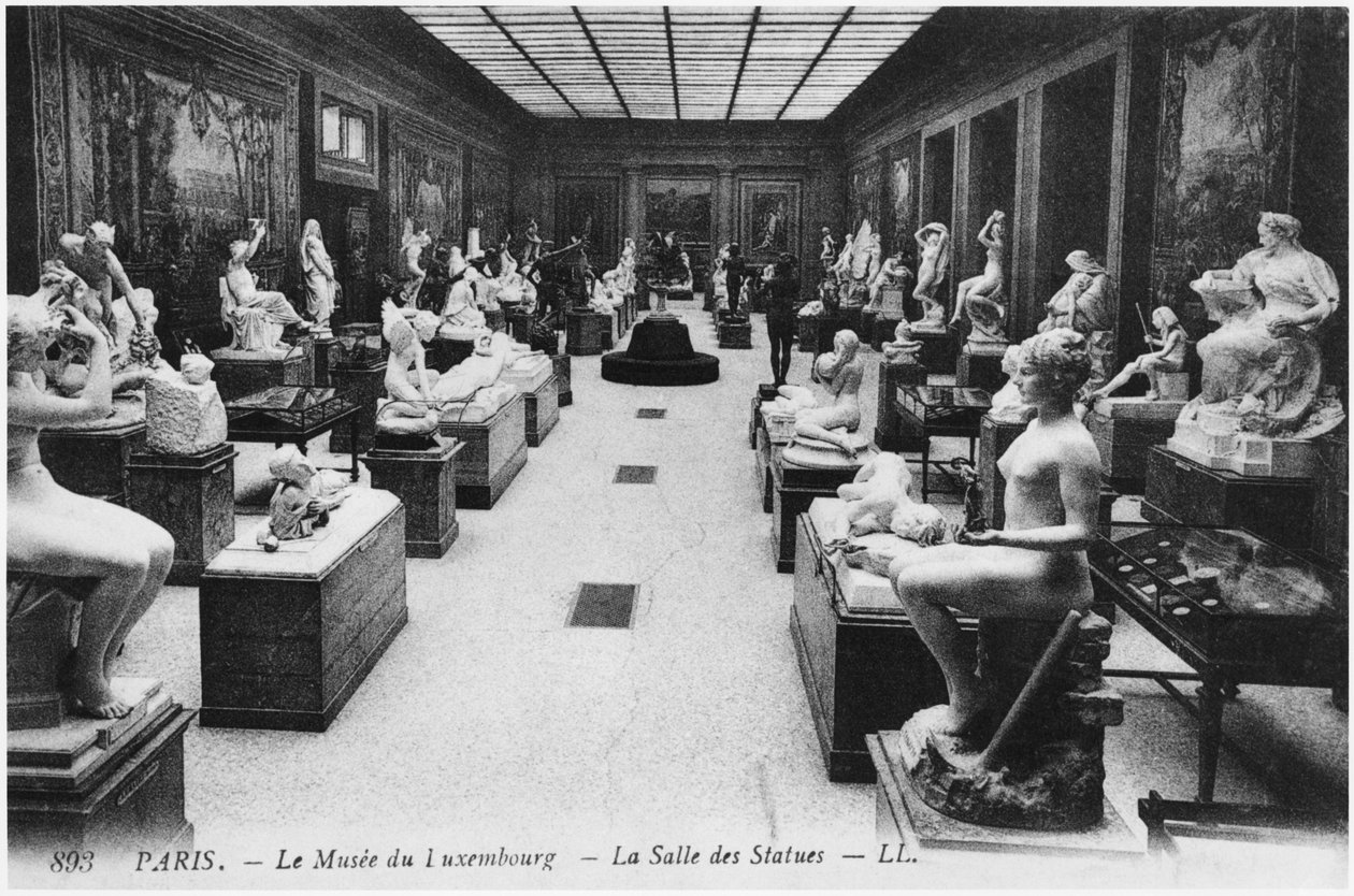 Pocztówka przedstawiająca salę posągów w Musee du Luxembourg, Paryż, ok. 1910 r. autorstwa French Photographer