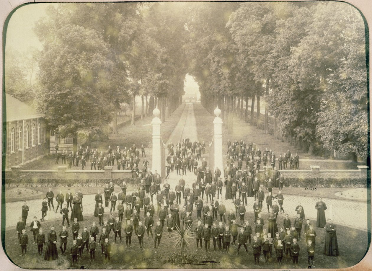 Uczniowie i pracownicy Institution Libre de Marcq en Baroeuil, 1890-1 autorstwa French Photographer