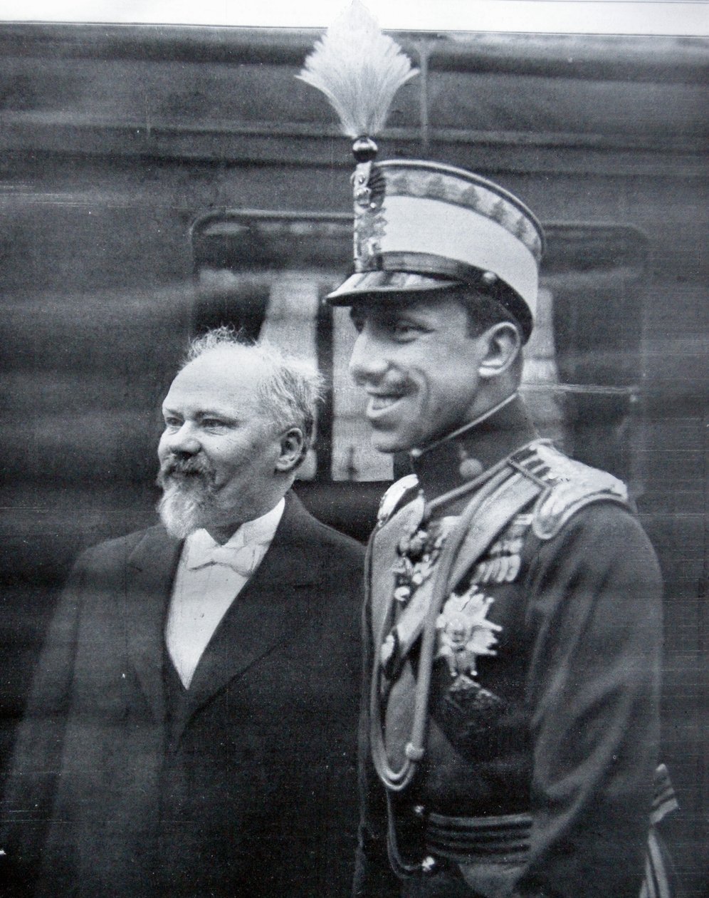 Raymond Poincare witający króla Hiszpanii Alfonsa XIII autorstwa French Photographer