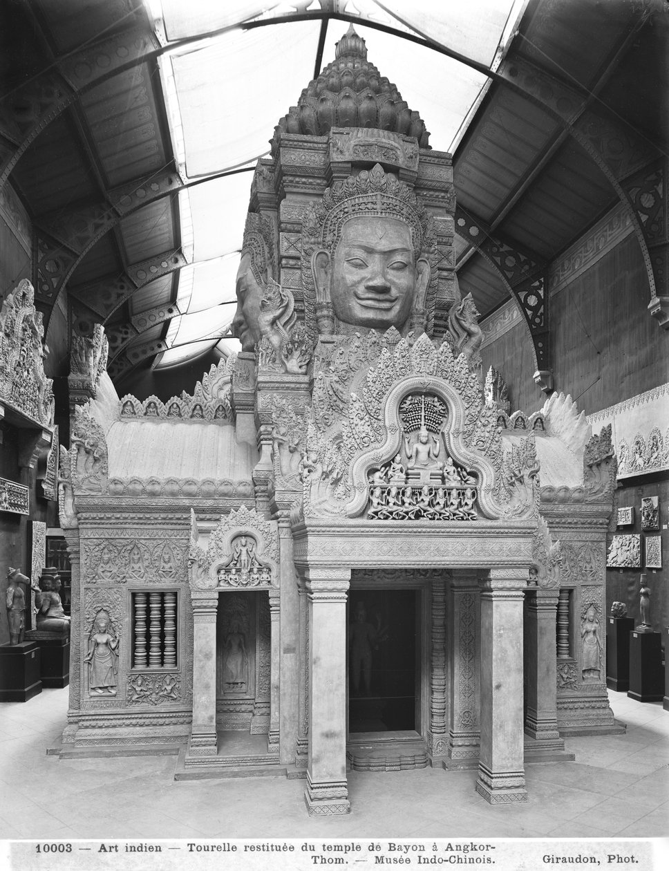 Zrekonstruowana wieża, Świątynia Bayona w Angkor Thom, ok. 1912 r. autorstwa French Photographer