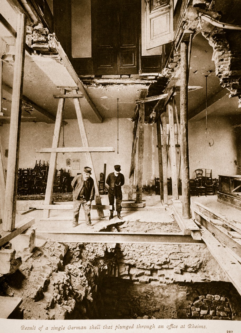 Wynik jednego niemieckiego pocisku, który wpadł do biura w Reims, 1914-19 autorstwa French Photographer