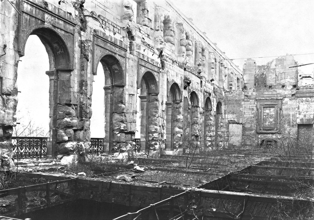 Ruiny Cour des Comptes podczas Komuny Paryskiej, 1871 r. autorstwa French Photographer