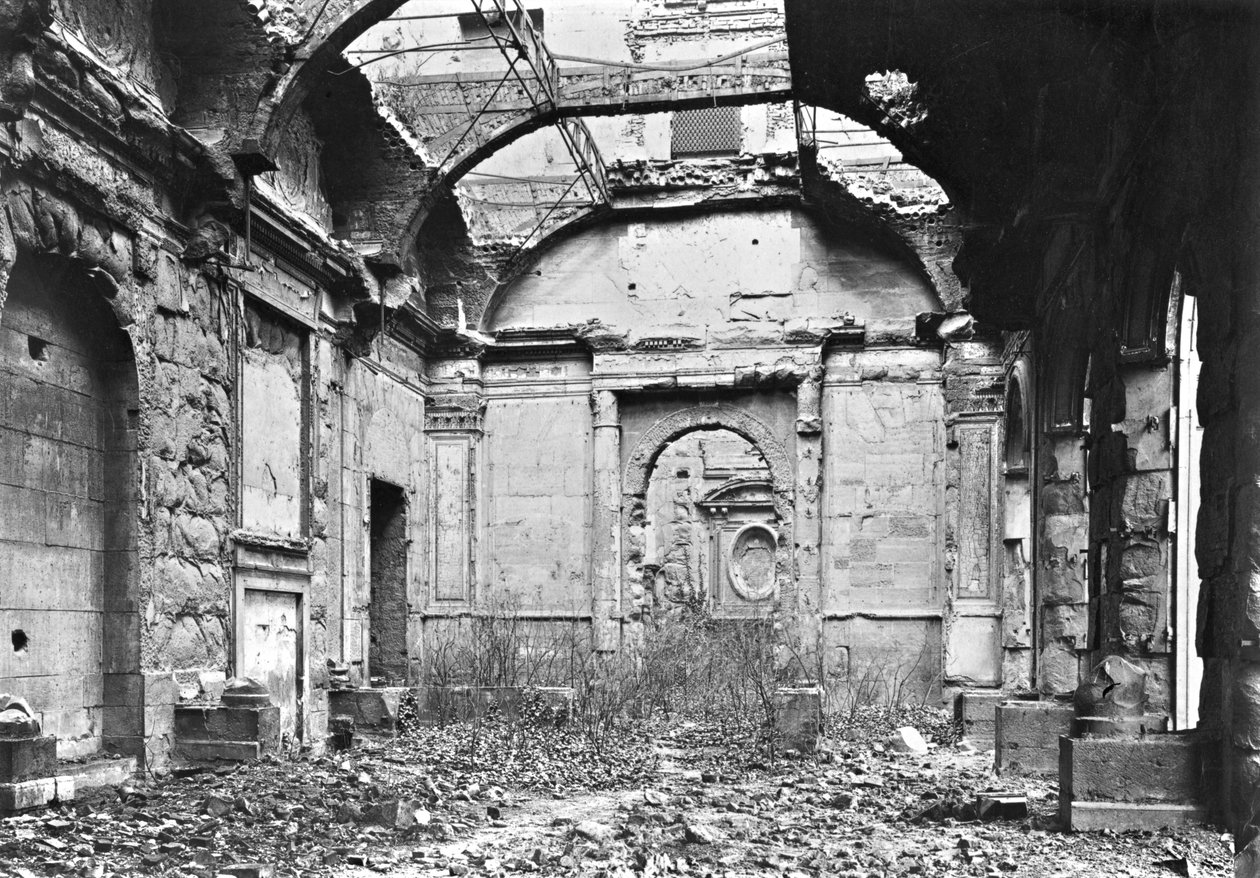 Ruiny Cour des Comptes podczas Komuny Paryskiej, 1871 r. autorstwa French Photographer