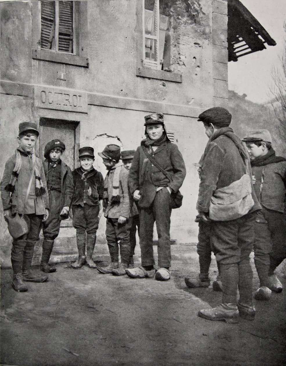 Dzieci w wieku szkolnym z Alzacji, 1915 autorstwa French Photographer