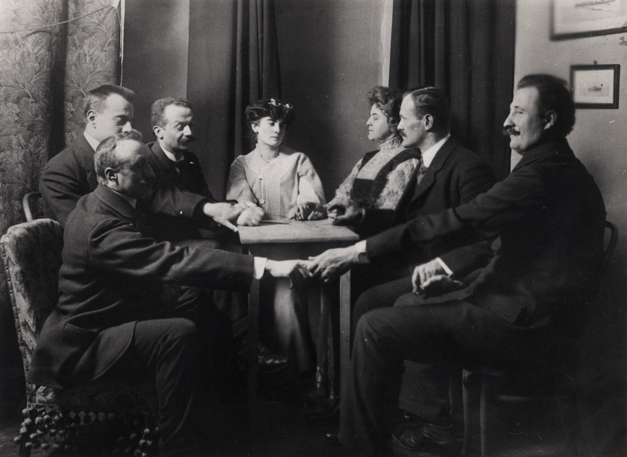Seans spirytystyczny, z fotografii duchów E. Imody, 1912 autorstwa French Photographer