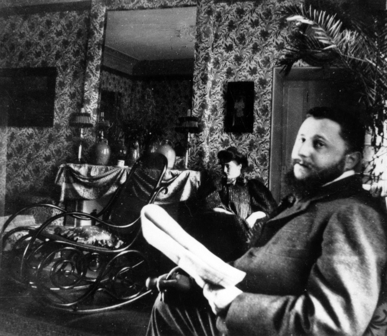 Thadée Natanson i jego żona Misia Godebska w salonie ich mieszkania przy rue Saint-Florentin, Paryż, ok. 1899 autorstwa French Photographer