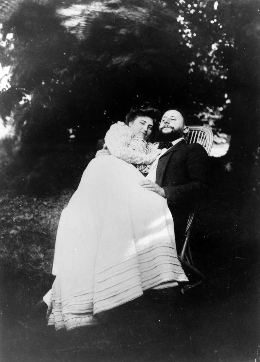 Thadée Natanson i jego żona Misia Godebska w ogrodzie ich wiejskiego domu, Le Relais, c.1899 autorstwa French Photographer