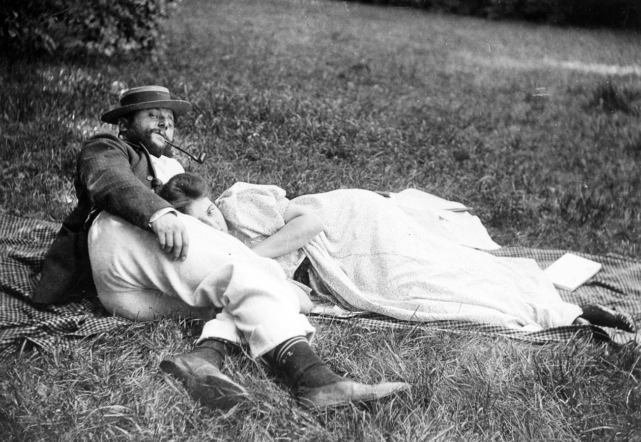Thadée Natanson i jego żona Misia Godebska w ogrodzie ich wiejskiego domu, Le Relais, c.1899 autorstwa French Photographer
