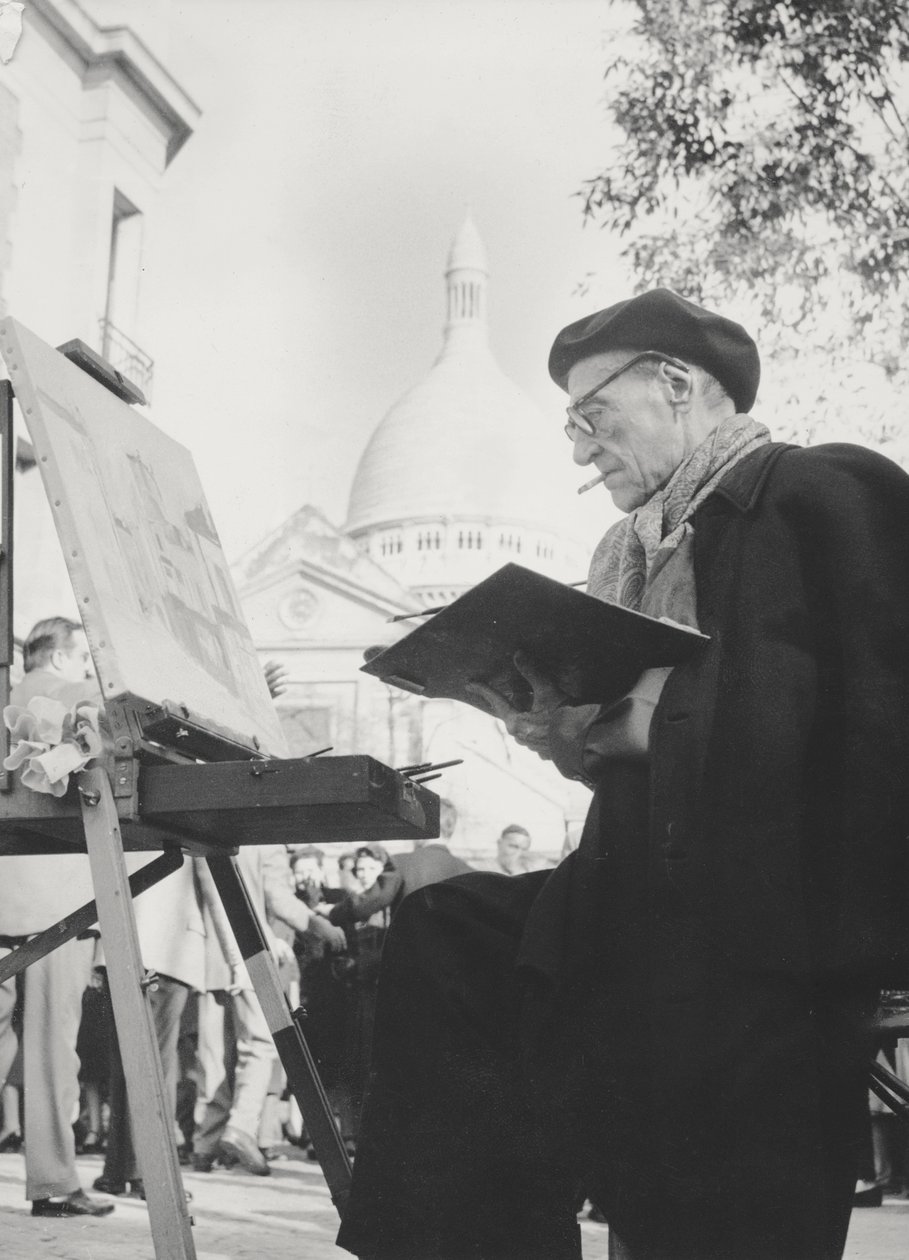 Artysta Maurice Utrillo maluje na swoich sztalugach na Montmartre, Paryż, lata 50. autorstwa French Photographer