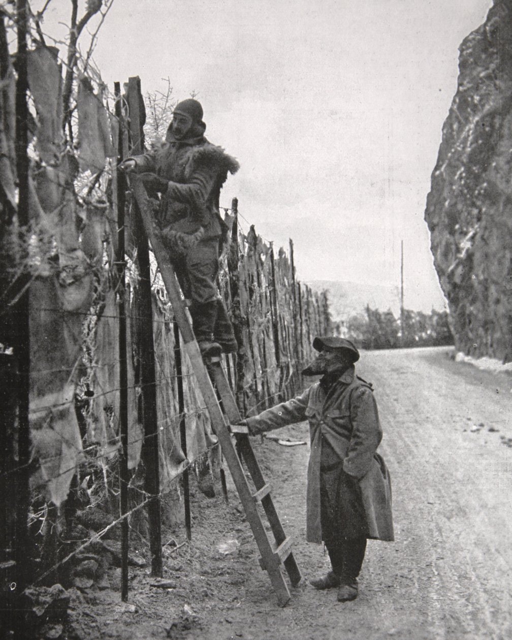 Delikatna sztuka kamuflażu w Wogezach, ilustracja z The Illustrated War News, 14.03.1917 (zdjęcie w sepii) autorstwa French Photographer