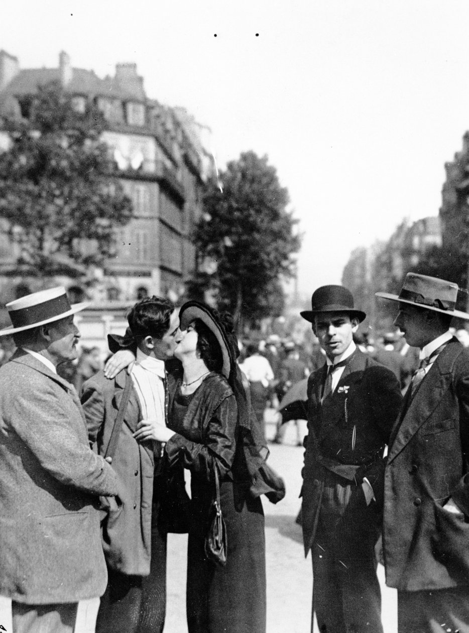 Ostatnie pocałunki na Gare de Lyon, Paryż, przed wyjazdem na wojnę, 10-20 sierpnia 1914 r. autorstwa French Photographer