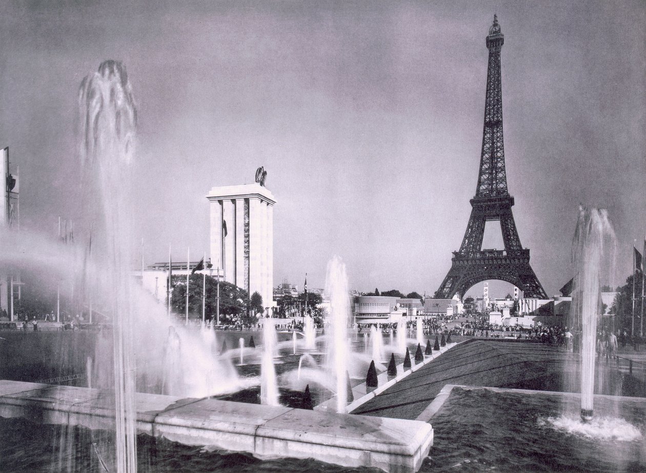 Ozdobne jeziora przed Wieżą Eiffla, podczas Międzynarodowej Wystawy w Paryżu, 1937 r. autorstwa French Photographer