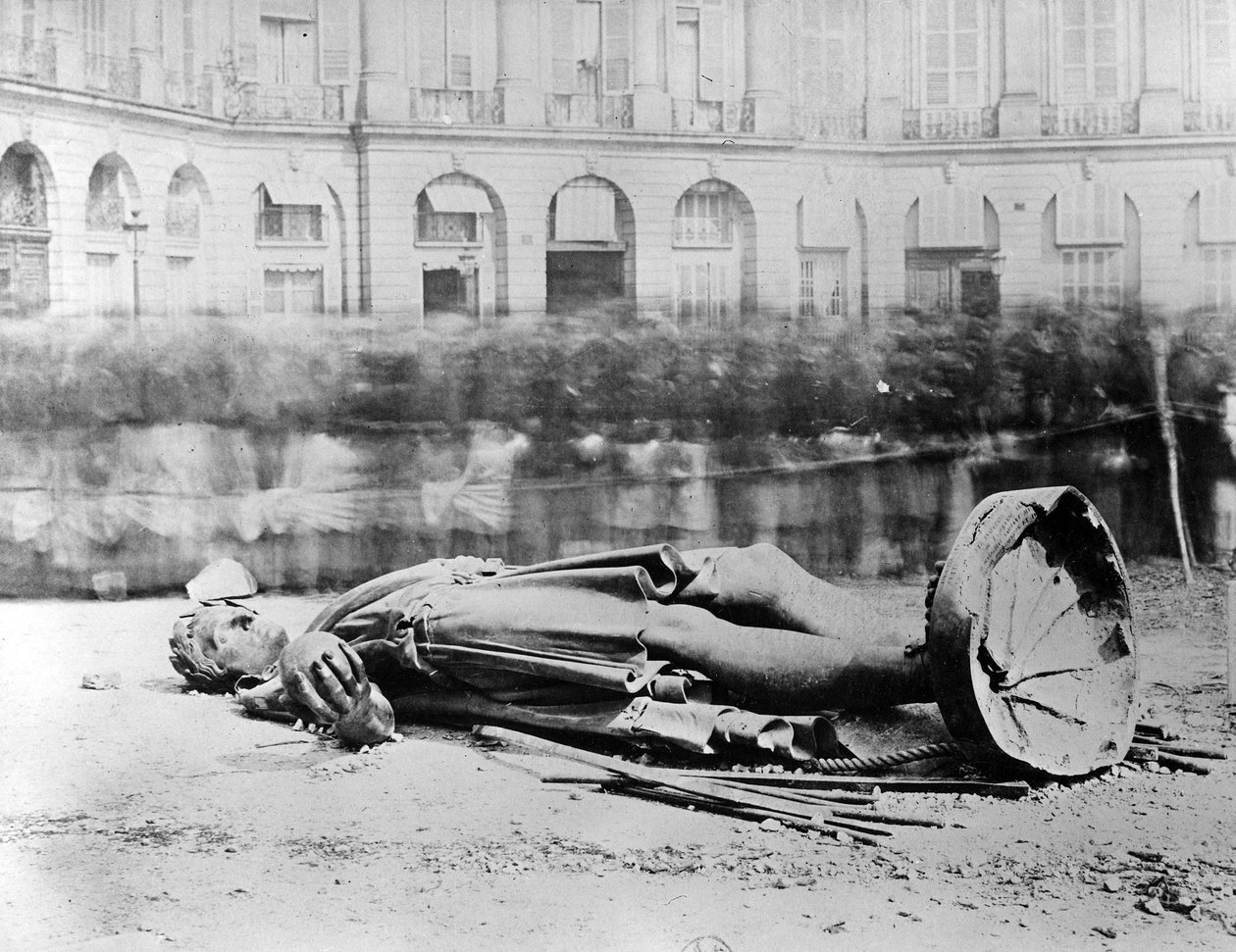 Przewrócony posąg Napoleona na Placu Vendôme, 1871 autorstwa French Photographer