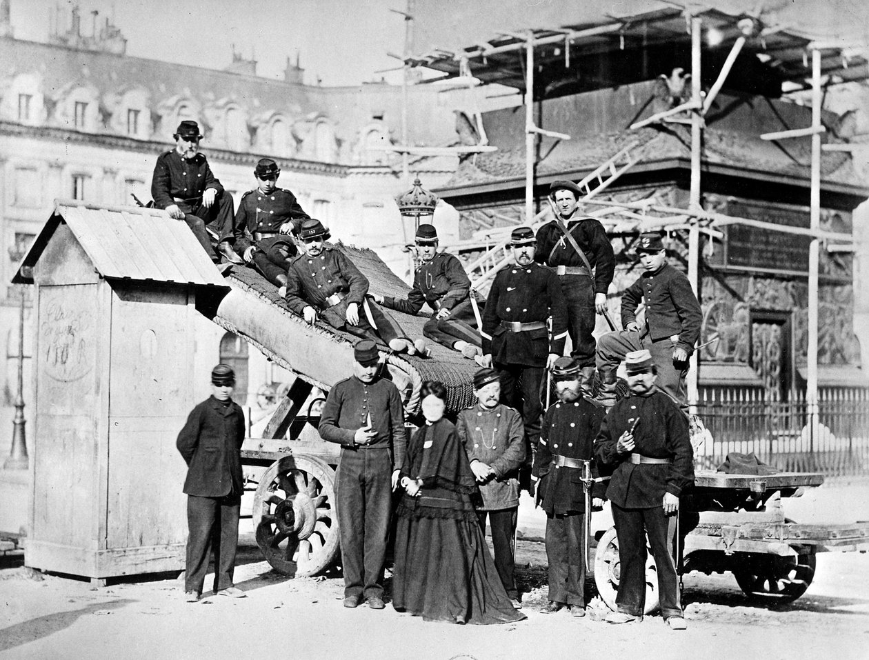 Oddziały Komuny Paryskiej na Place Vendôme, 1871 r. autorstwa French Photographer