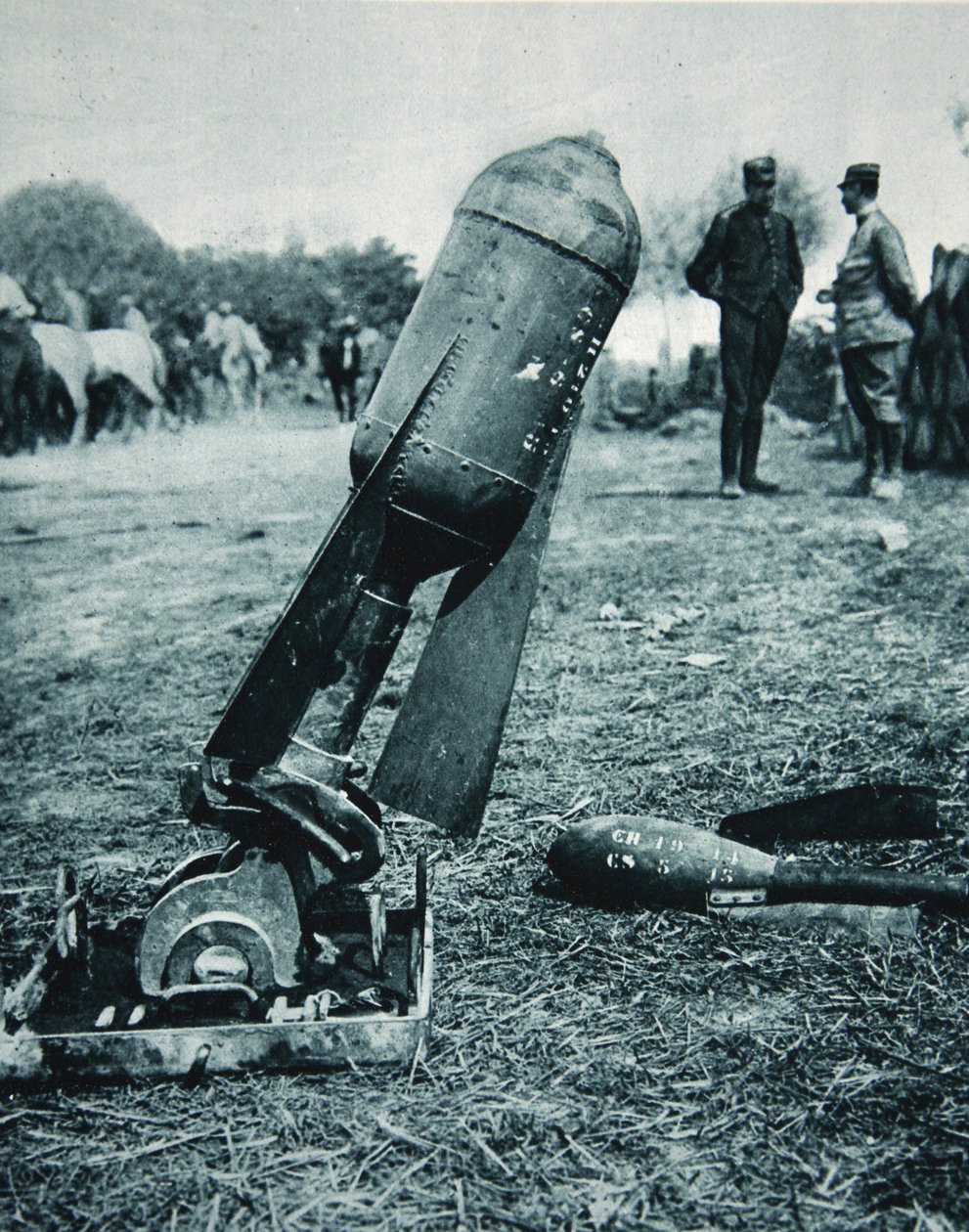 Używane zamiennie z bombami: torpeda powietrzna w moździerzu okopowym, ilustracja z The Illustrated War News, styczeń 1917 autorstwa French Photographer