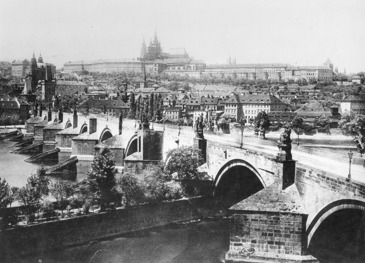 Widok Pragi z Pałacem Cesarskim (Hradschin) i Mostem Karola, koniec XIX wieku autorstwa French Photographer