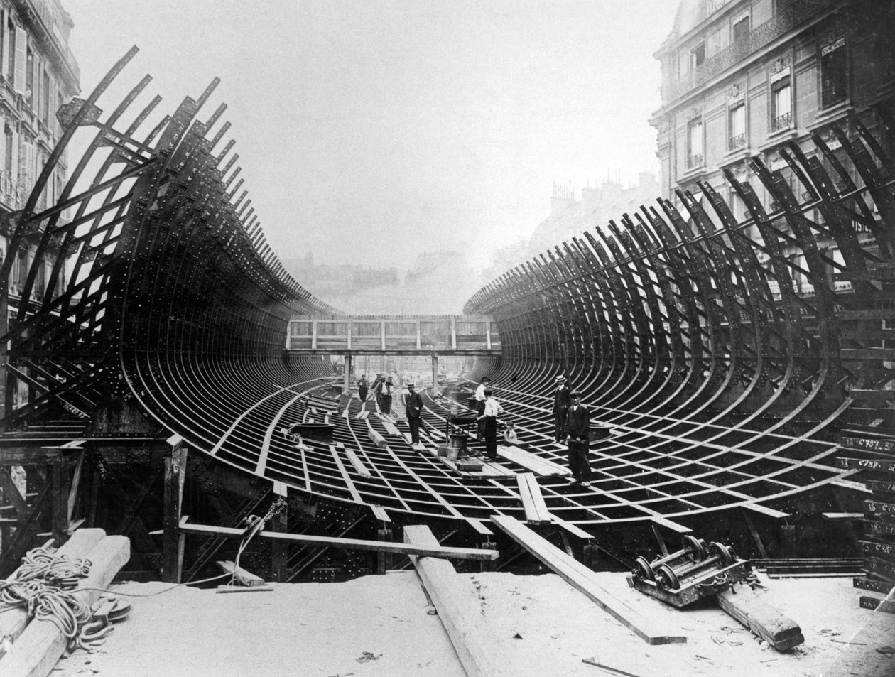 Prace przy budowie paryskiego metra na Place Saint-Michel ukazujące konstrukcję kesonu przed umieszczeniem go w Sekwanie, ok. 1906 r. autorstwa French Photographer