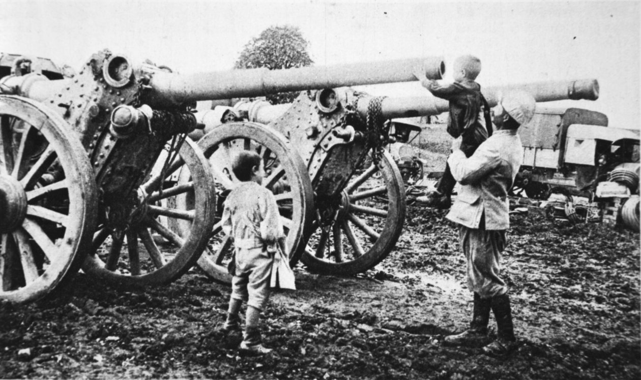 Młoda Francja: chłopięca ciekawostka, z The Illustrated War News, 9 sierpnia 1916 autorstwa French Photographer