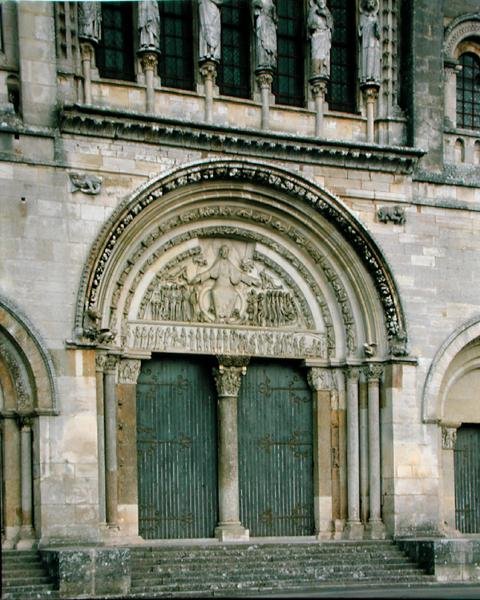Centralny portal kościoła opackiego, 1096-1106, zrekonstruowany przez Viollet-le-Duca w 1845 r. autorstwa French School