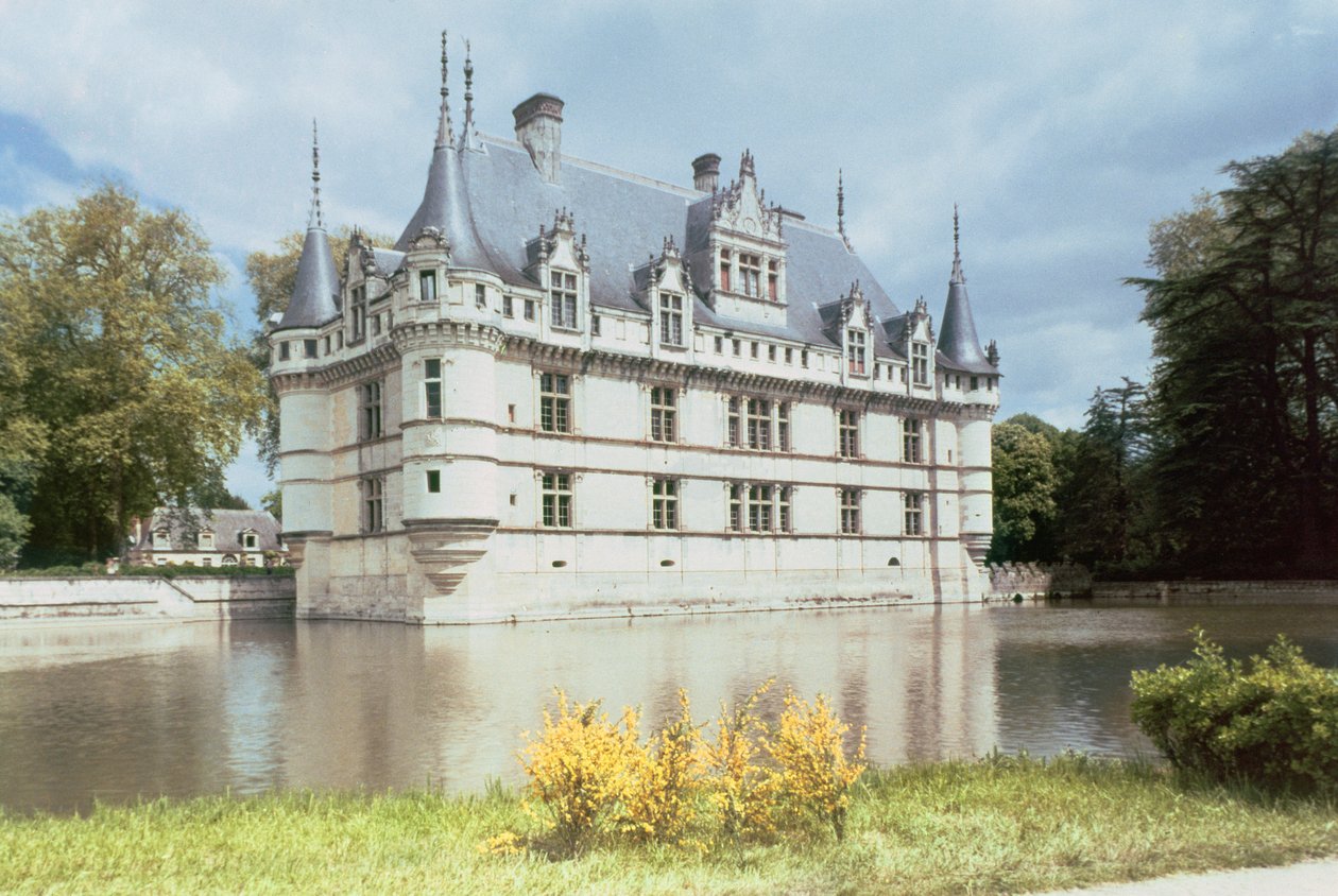 Widok z zewnątrz na Chateau dAzay-le-Rideau, zbudowany dla Gillesa Berthelota, 1518-27 autorstwa French School