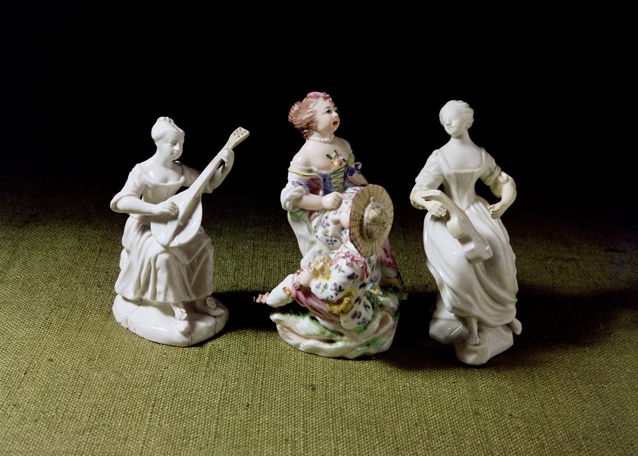 Porcelanowa grupa wokalisty, lutnika i gitarzysty Mennecy (porcelana) autorstwa French School