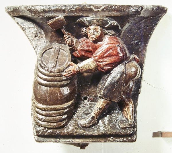Misericord ze straganu chóru przedstawiającego mężczyznę uderzającego w beczkę, z kościoła Saint-Etienne des Tonneliers, Rouen (drewno polichromowane) autorstwa French School