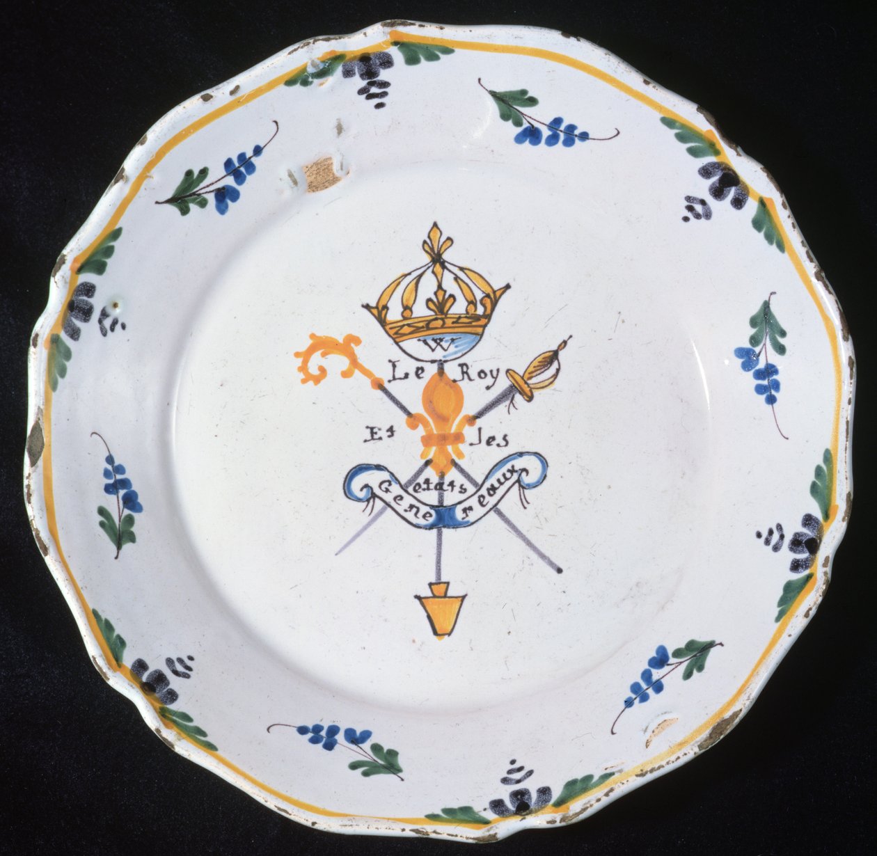 Talerz z napisem Le Roi et les Etats Generaux z herbami Trzech Zakonów i króla, 1789 (ceramika) autorstwa French School