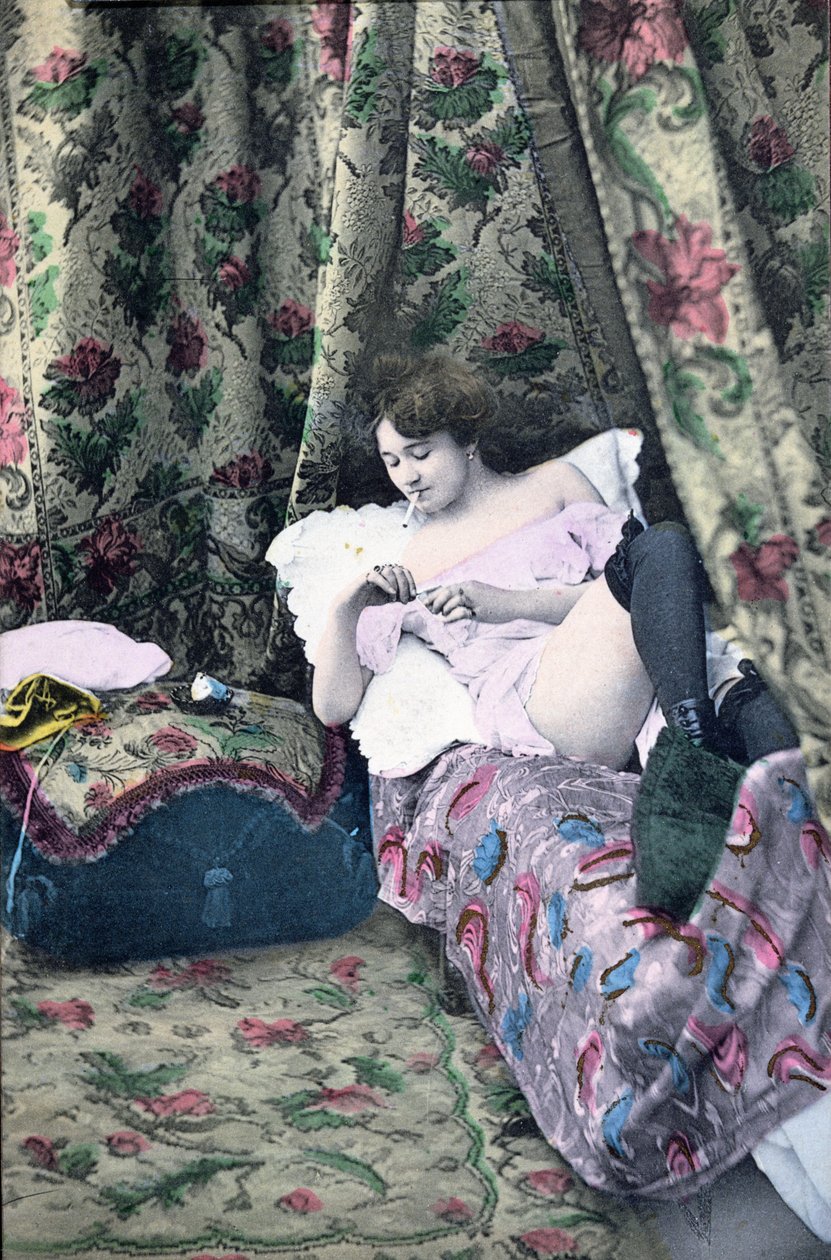 Pocztówka przedstawiająca dziewczynę w burdelu, przed 1914 r. autorstwa French School
