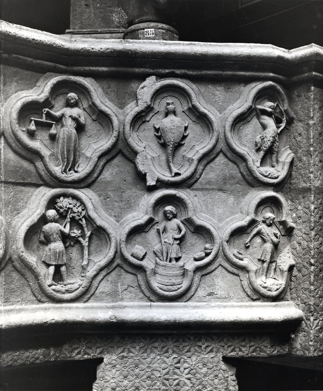 Czterolistne znaki zodiaku i trudy roku z katedry Notre-Dame w Amiens (odlew gipsowy z kamienia) autorstwa French School
