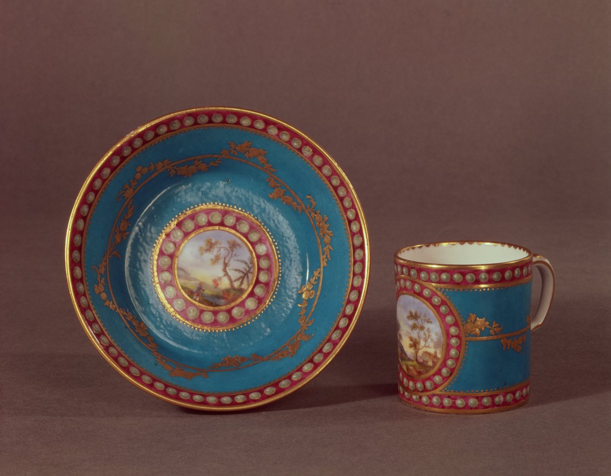 Filiżanka i spodek Sevres bleu celeste, ok. 1780 (porcelana) autorstwa French School