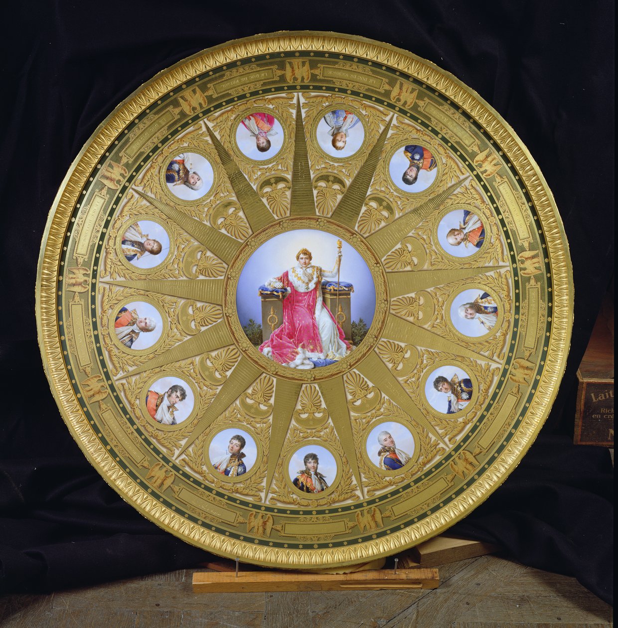Tablica Austerlitz, inkrustowana tablicami Sevresa upamiętniającymi zwycięstwo Napoleona pod Austerlitz, 1808-10 (złoto i porcelana) (patrz też 232838) autorstwa French School