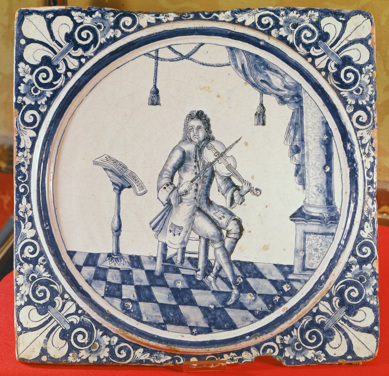 Płytka przedstawiająca skrzypka, z Rouen, 1706 (fajans) autorstwa French School