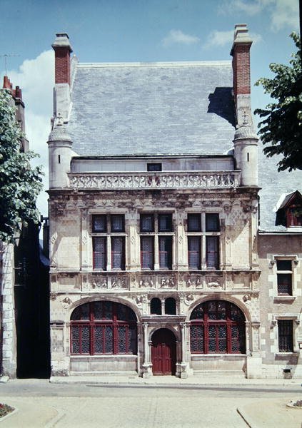 Widok na Hotel de Ville, wybudowany w latach 1526-28 autorstwa French School