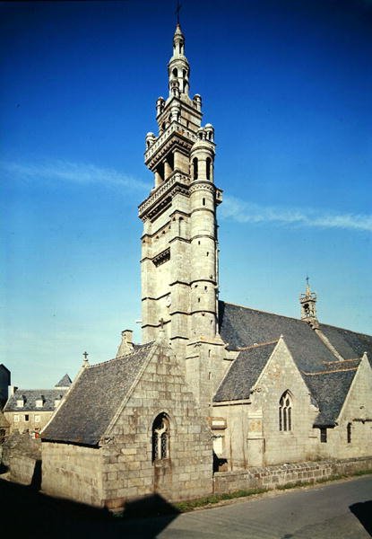 Widok na dzwonnicę kościoła Notre-Dame de Kroaz-Baz, zbudowanego ok. 1550 autorstwa French School