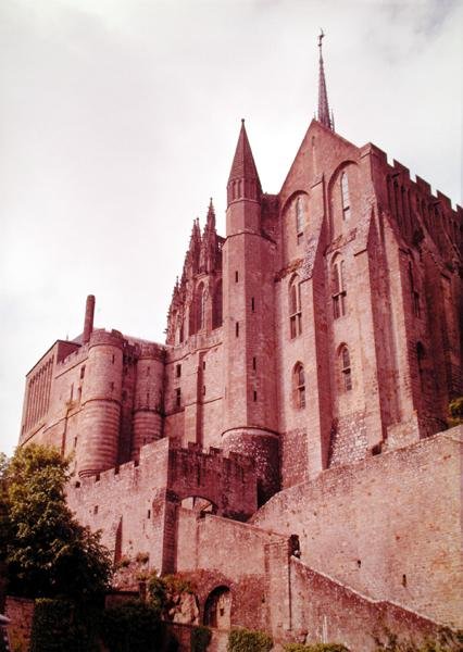 Widok na wejście do opactwa, chronione przez barbakan, z Tour des Corbins autorstwa French School