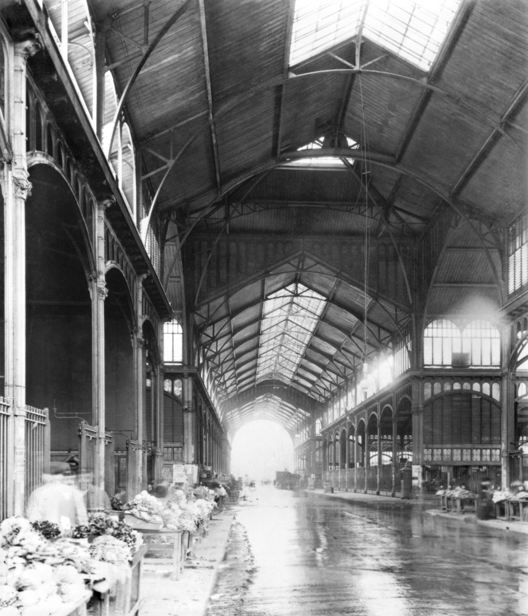 Kryta nawa targu centralnego Les Halles, Paryż, ok. 1900 autorstwa French Photographer