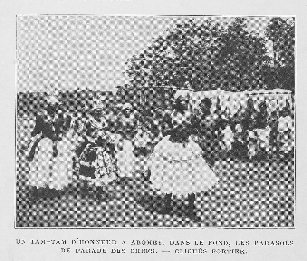 Tam-Tam honoru w Abomey z parasolkami wodzów w tle autorstwa French Photographer