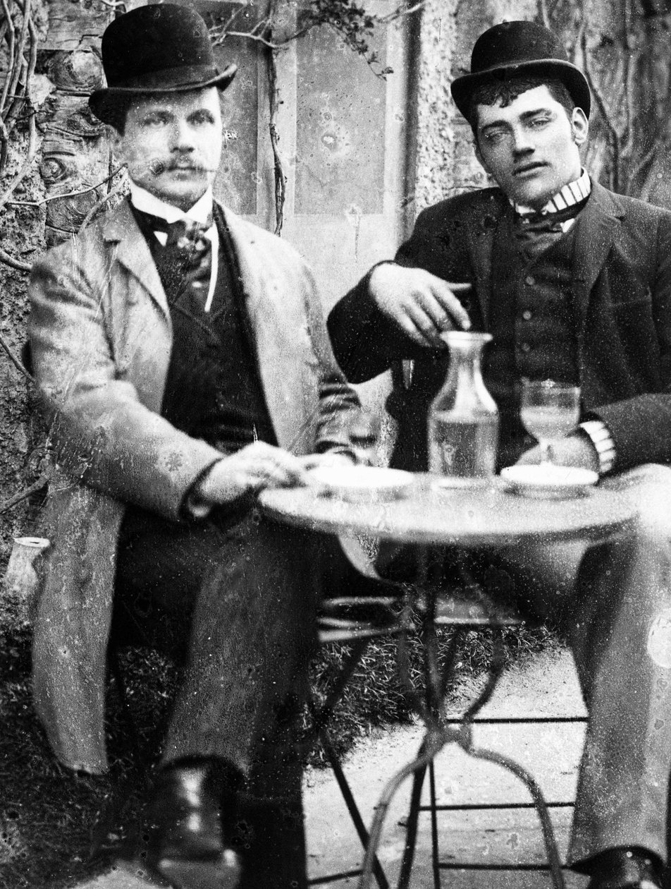Kasztelan (Ducos) i jego stangret siedzący na tarasie kawiarni i popijający absynt - fotografia, ok. 1890 r. autorstwa French Photographer