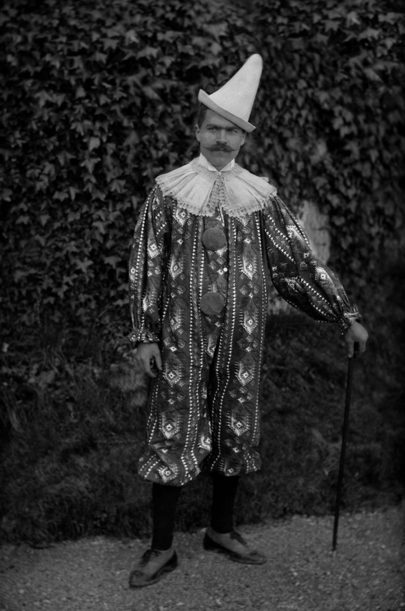 Mężczyzna pozujący w kostiumie klauna w opactwie Septfontaines, niedaleko Bourmont en Haute Marne. Fotografia koniec XIX wieku. Kolekcja Ducos. autorstwa French Photographer