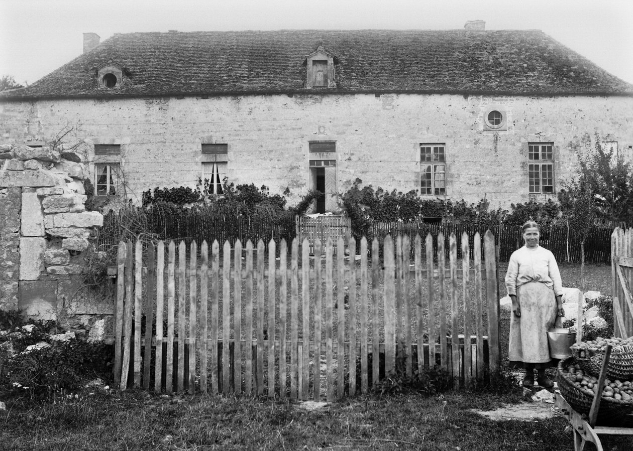 Chłopka przed swoim gospodarstwem, w okolicach Bourmont w Haute Marne. Fotografia koniec XIX wieku. Kolekcja Ducos. autorstwa French Photographer