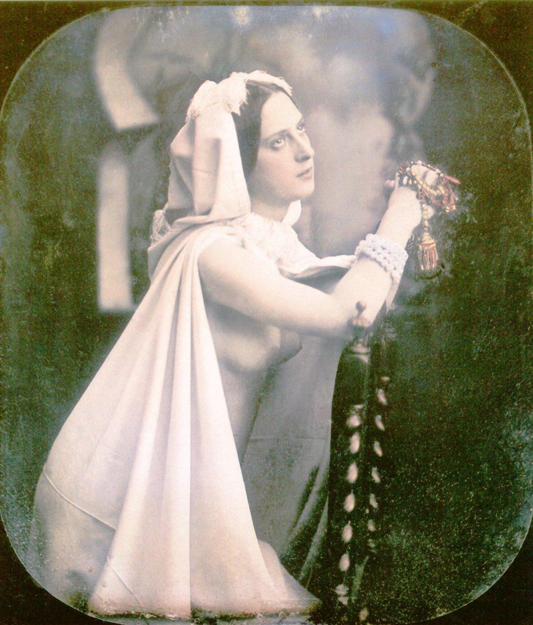 Kobieta klęcząca na krześle modląca się, 1850 r. (stereotypowy stereoskopowy dagerotyp barwiony ręcznie) autorstwa French Photographer